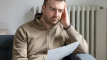 Muž s účtem za energie