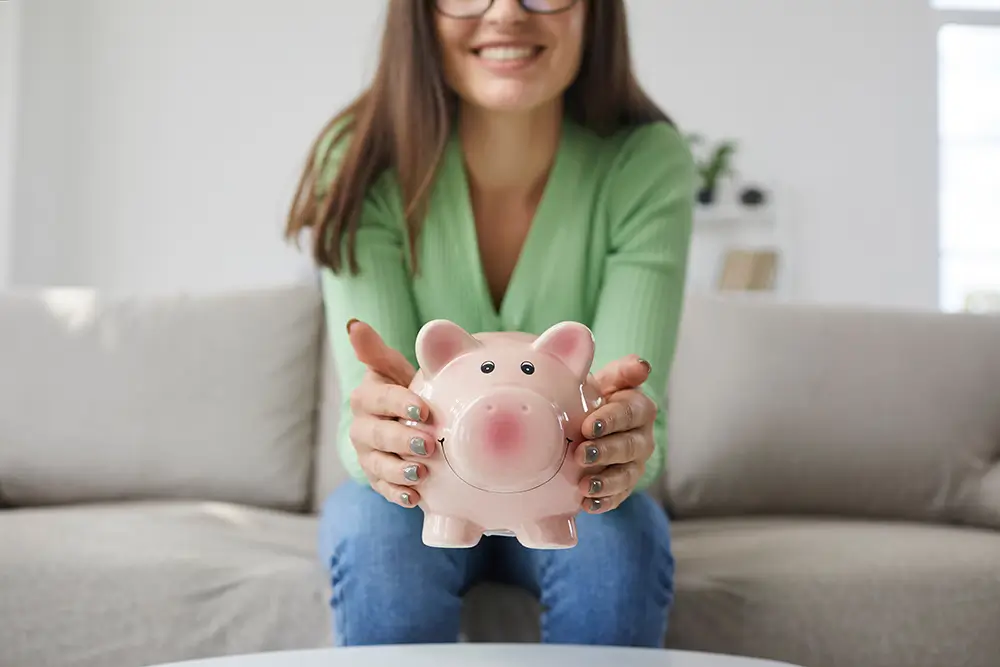Sleva na poplatníka, děti, manželku nebo penzijní spoření – všechny tyto benefity vám mohou přinést tisíce korun navíc. - Techsvět žena s kasičkou v ruce
