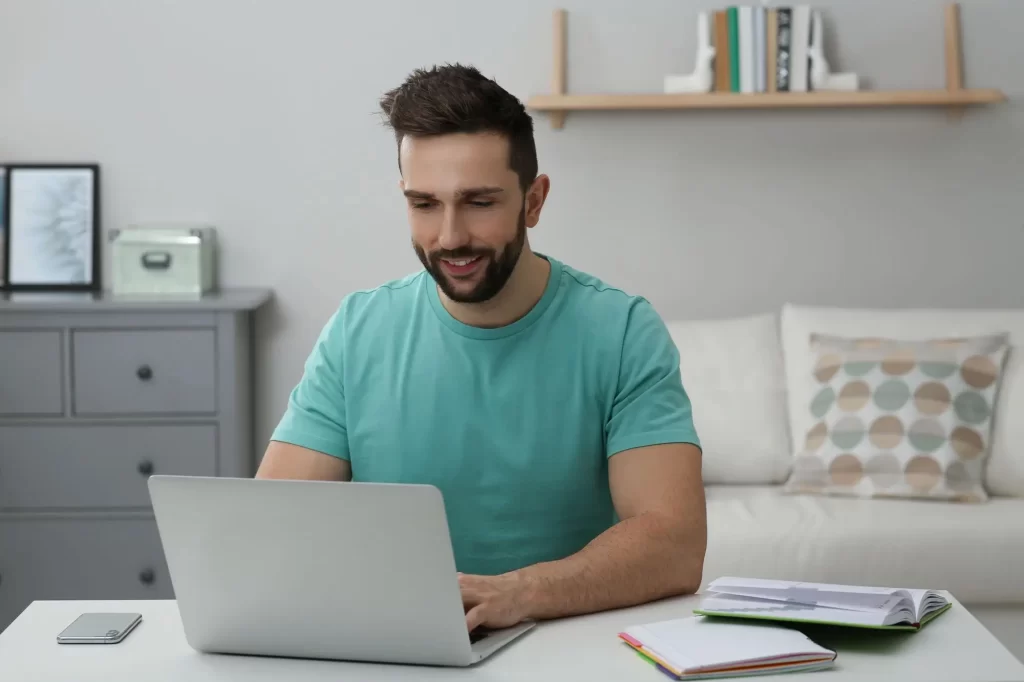 shutterstock_2150644921 - Techsvět Muž u notebooku