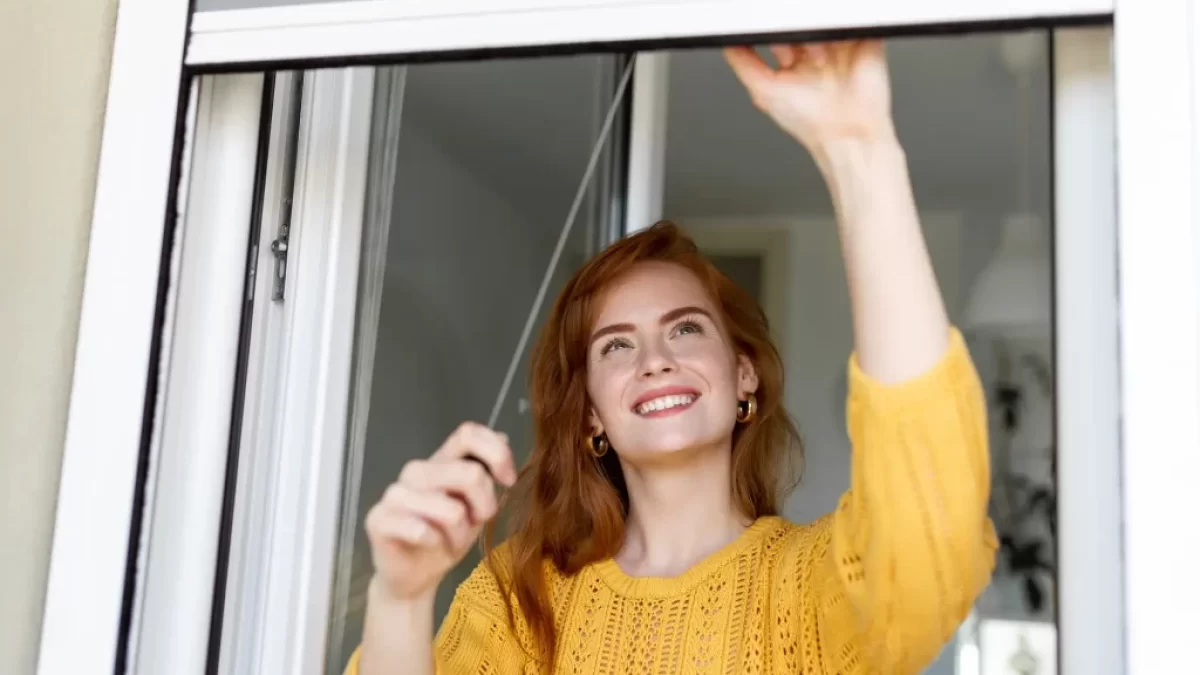 žena stojící v okně