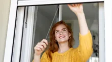 žena stojící v okně