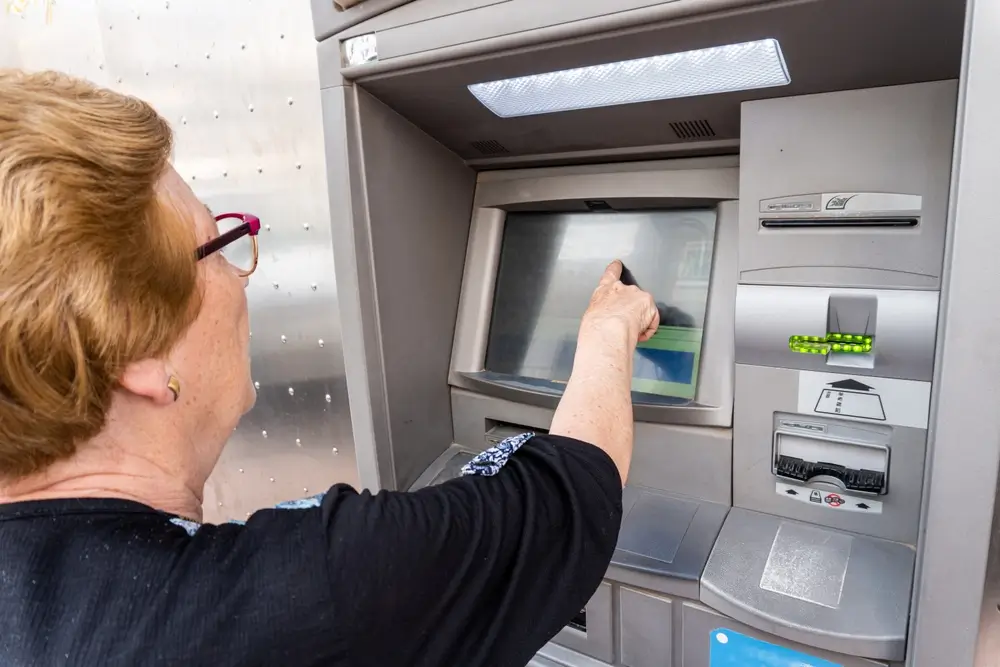 shutterstock_2159257753 - Techsvět Výběr z bankomatu