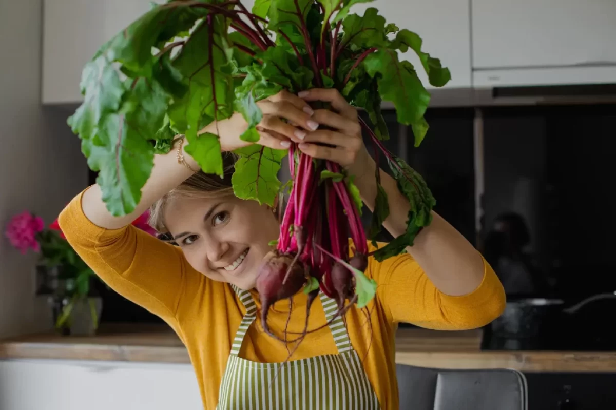 žena drží v ruce červenou řepu