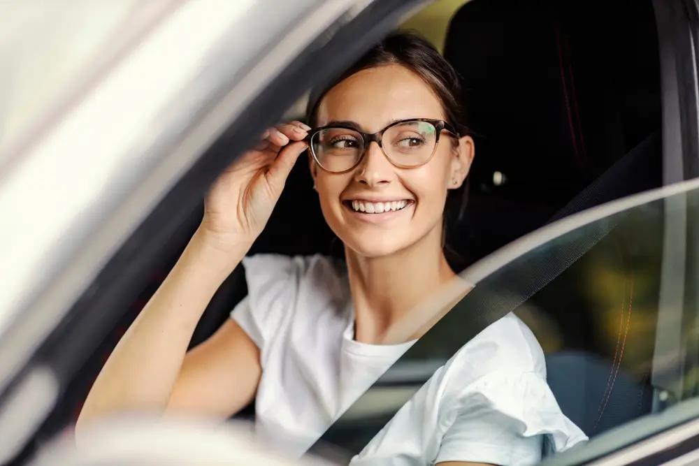 shutterstock_2194904945 - Techsvět žena řídí s brýlemi