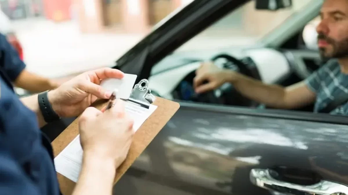 Policista vypisuje pokutu