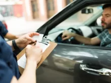 Policista vypisuje pokutu