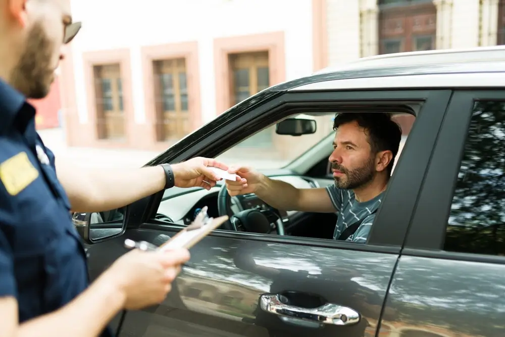 Policista dává pokutu.