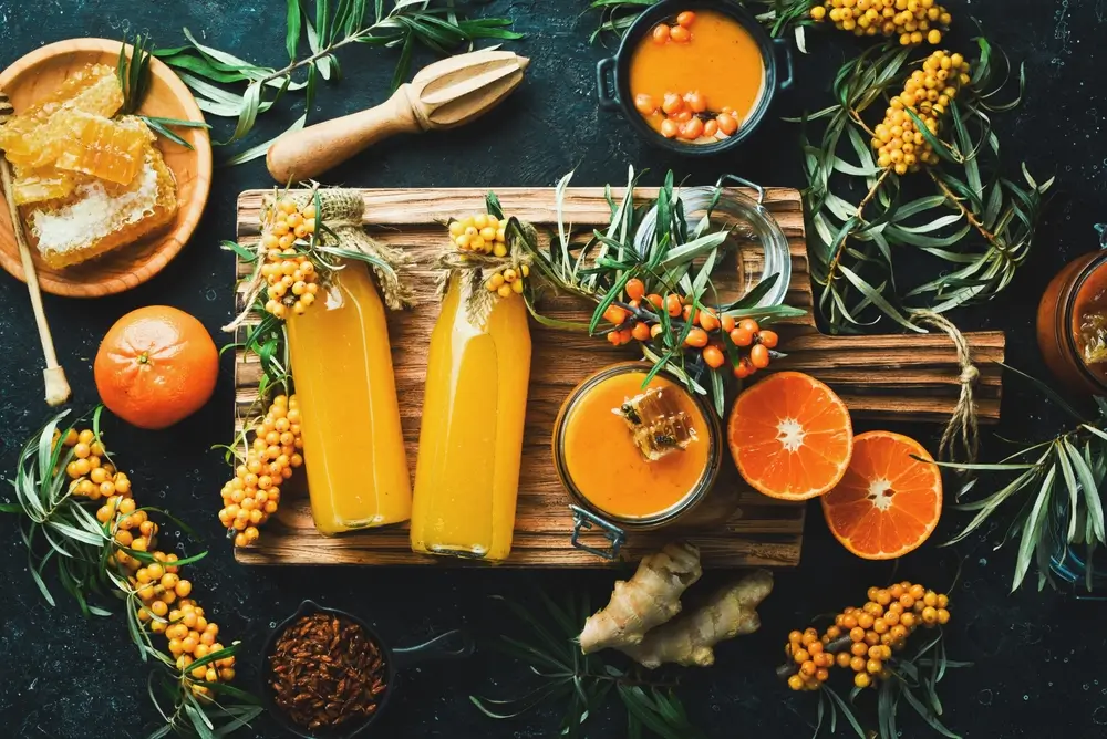 shutterstock_2207388365 - Techsvět rakytníková šťáva na stole