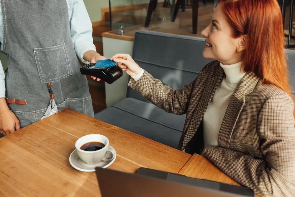 shutterstock_2257548575 - Techsvět žena platí kartou v restauraci