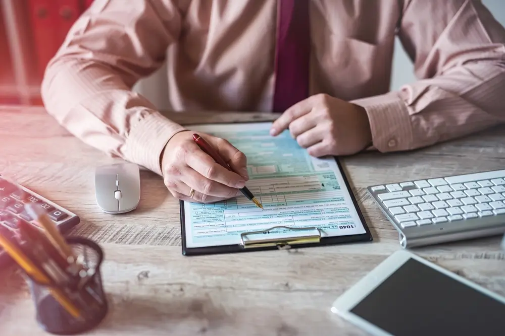 shutterstock_2264280649 - Techsvět muž vyplňuje formulář