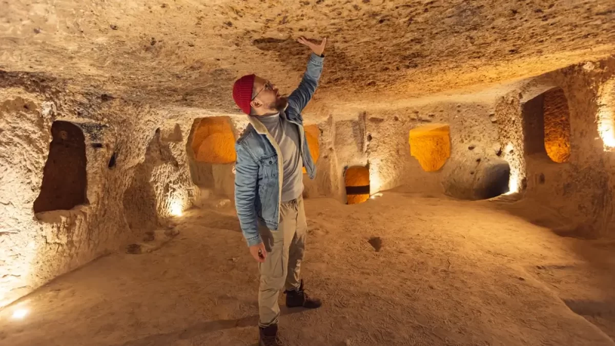 Muž v podzemním tureckém městě