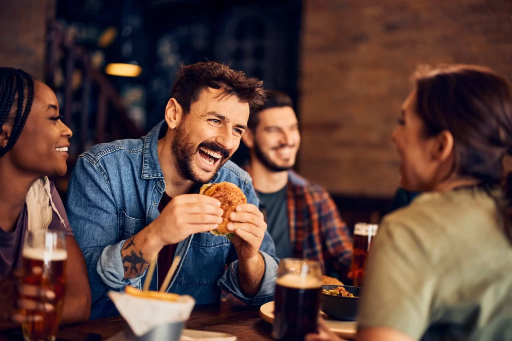 shutterstock_2281411823 - Techsvět muž jí v restauraci