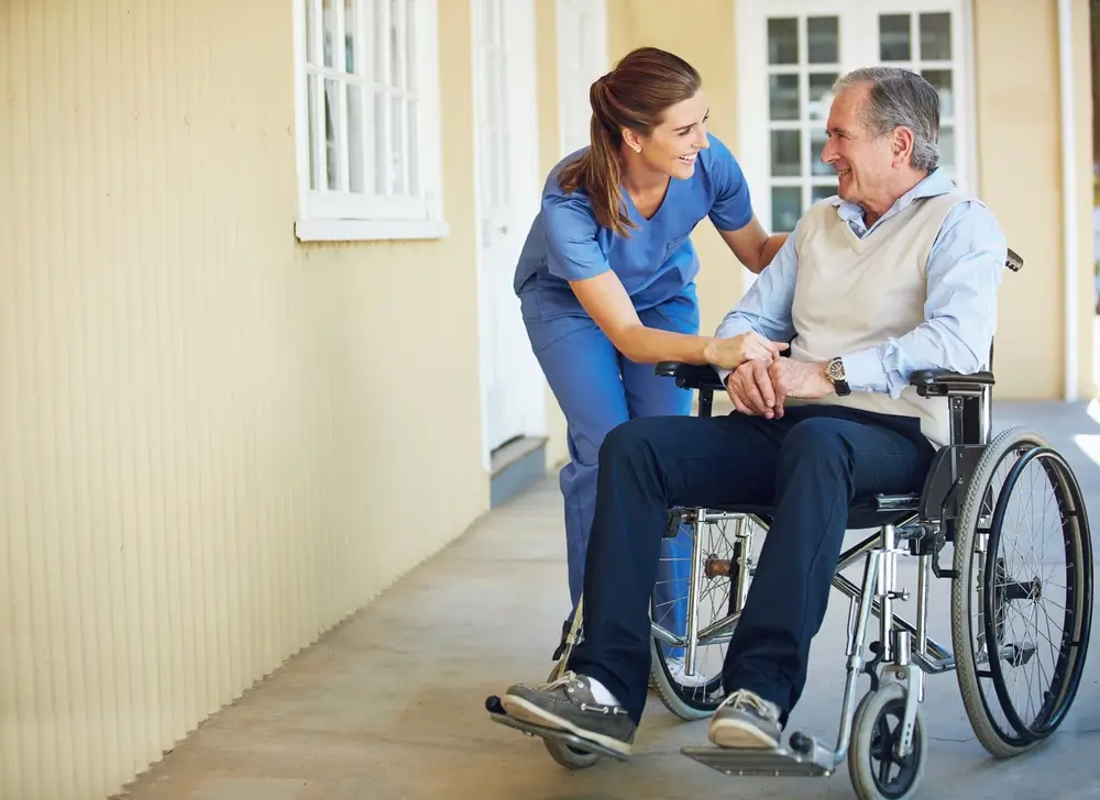shutterstock_2303001431 - Techsvět Sociální pracovnice se seniorem