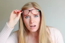 Mladá šokovaná žena