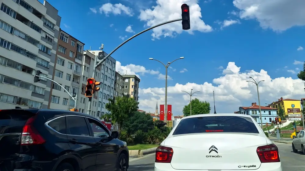 auta čekající na křižovatce.