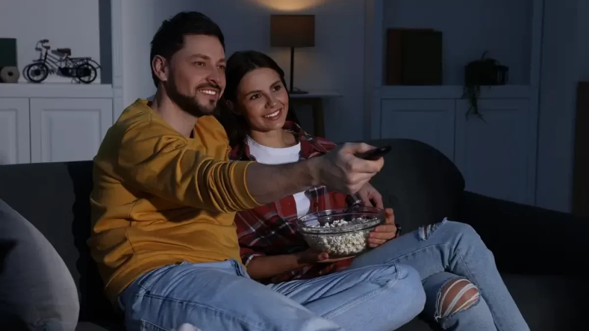 Mladý pár sledující televizi