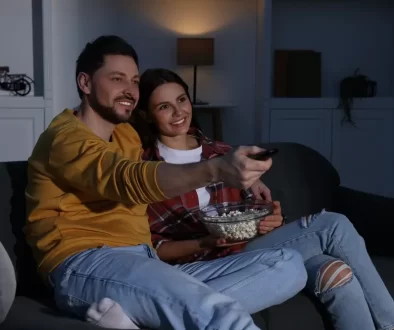 Mladý pár sledující televizi