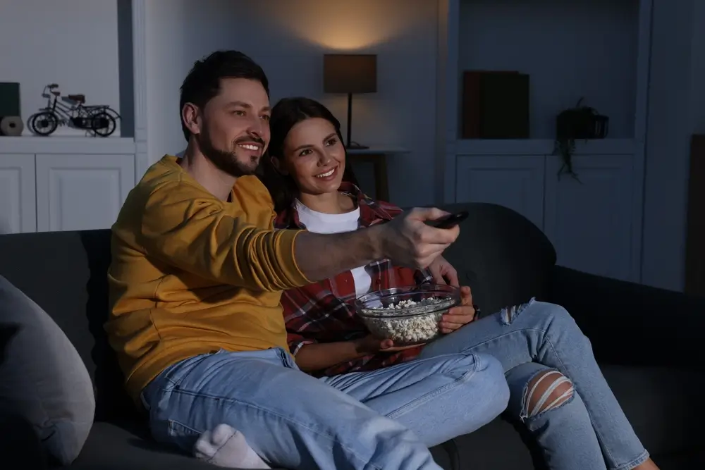 Mladý pár sledující televizi
