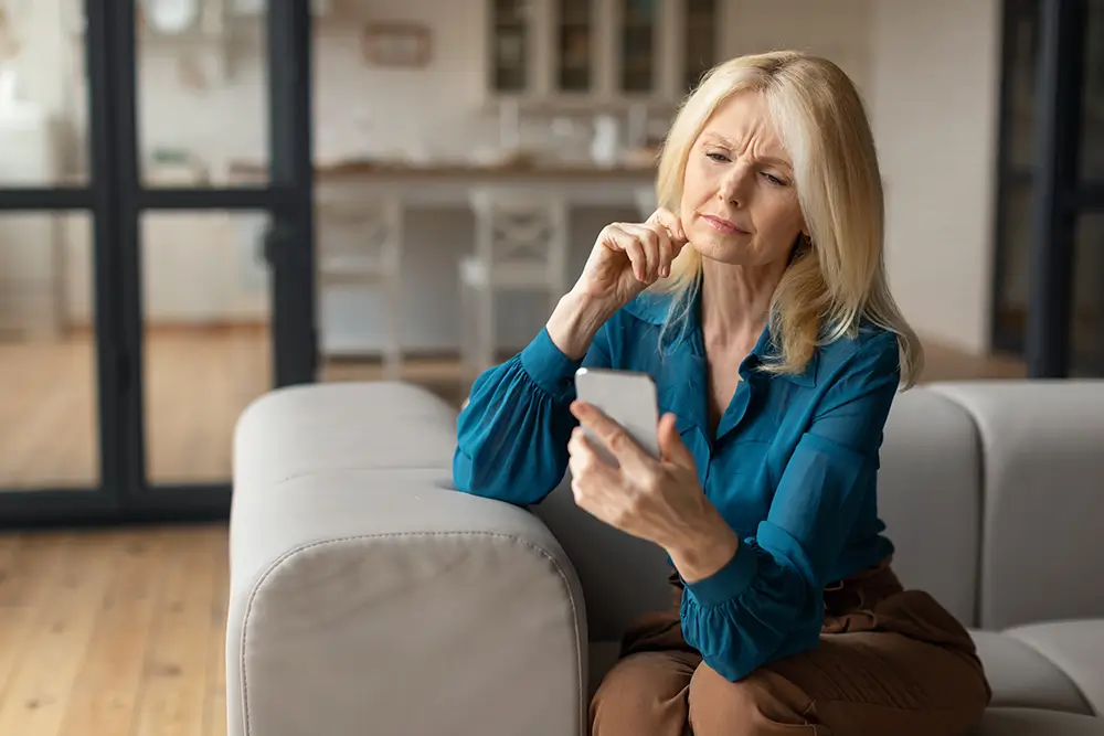 shutterstock_2340250989 - Techsvět žena se dívá do telefonu