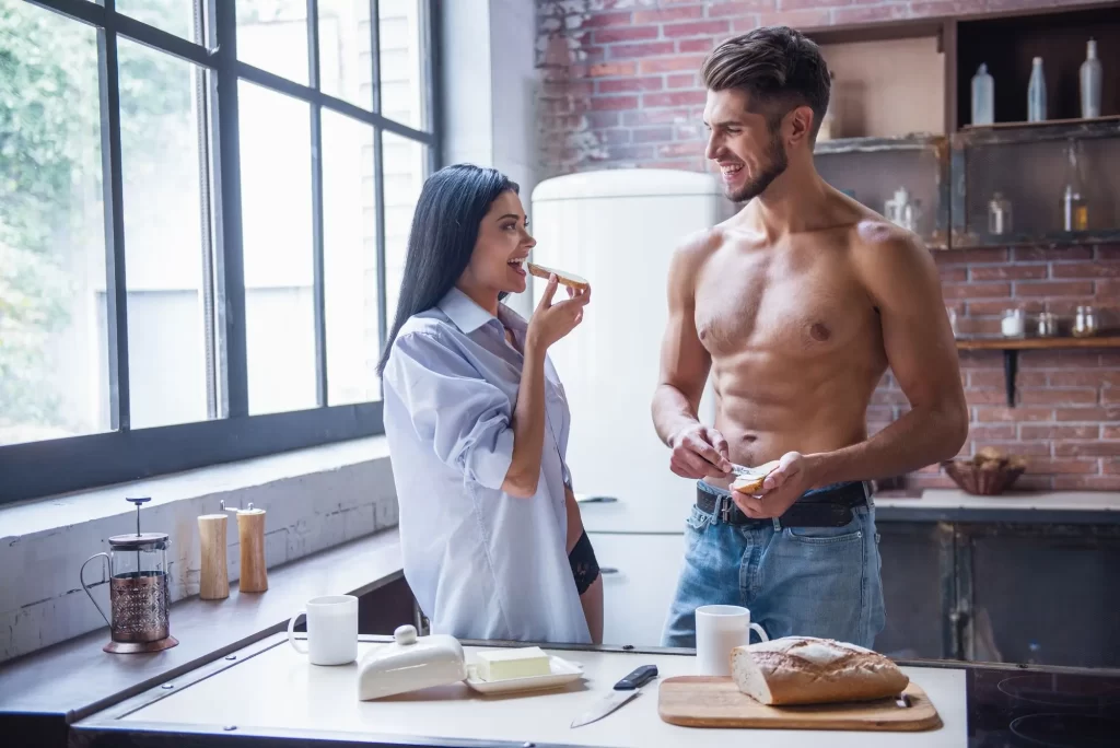 shutterstock_2355705807 - Techsvět Pár snídá chleba s máslem