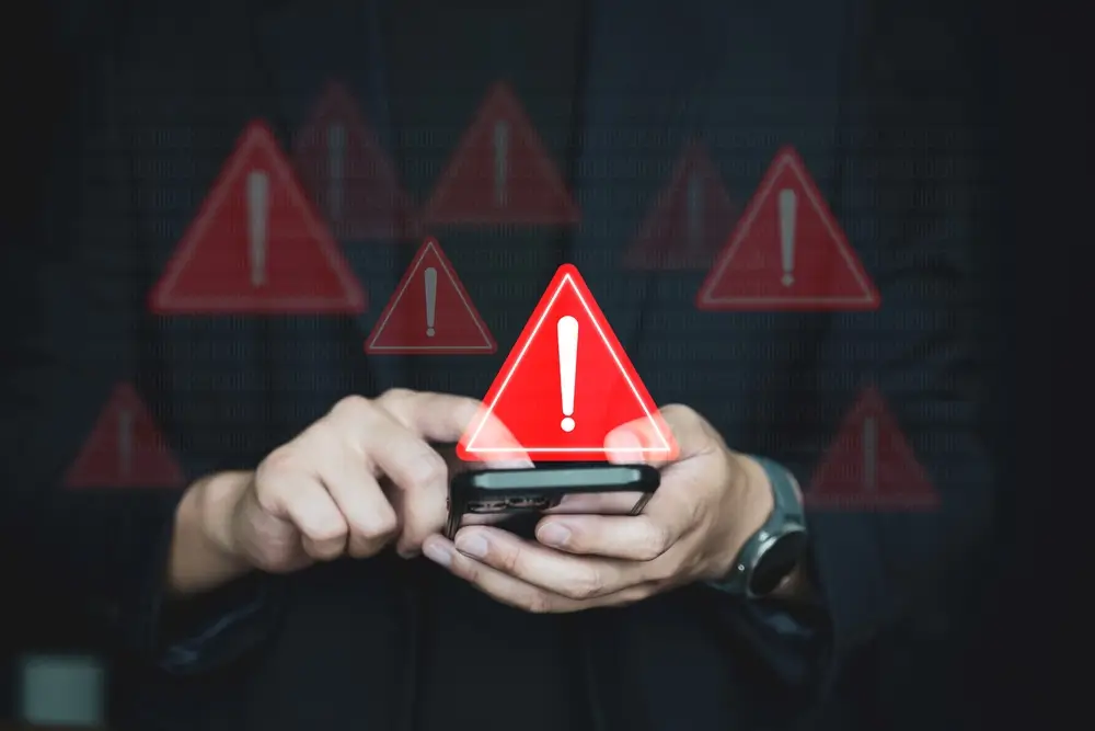 shutterstock_2358150961 - Techsvět mobilní telefon v ruce