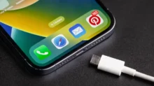 Mobil s nabíjecím kabelem