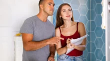 Žena s mužem plánují v koupelně rekonstrukci.