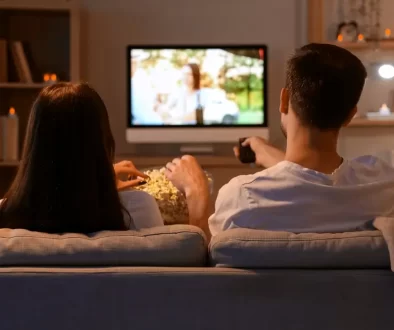 Mladý pár koukající se na televizi