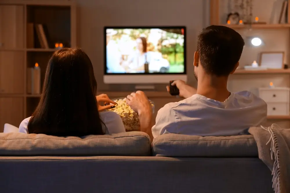 Mladý pár koukající se na televizi