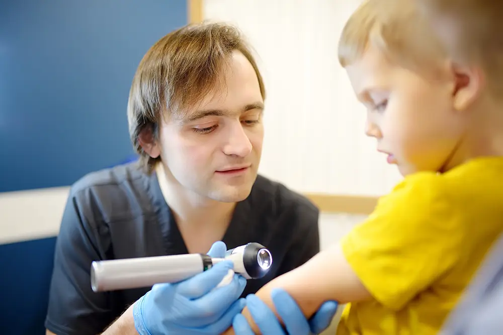 Pokud máte nějaké podezření, raději vyhledejte odborníka. - Techsvět dítě na vyšetření u alergologa