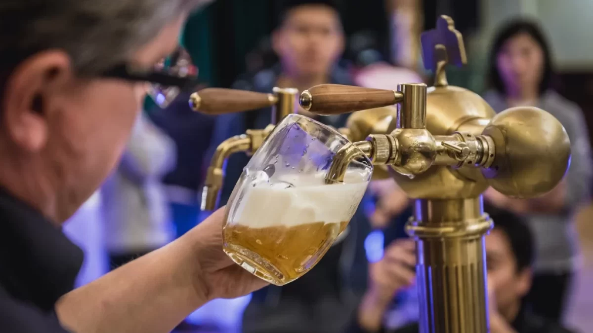 hospodský točí pivo