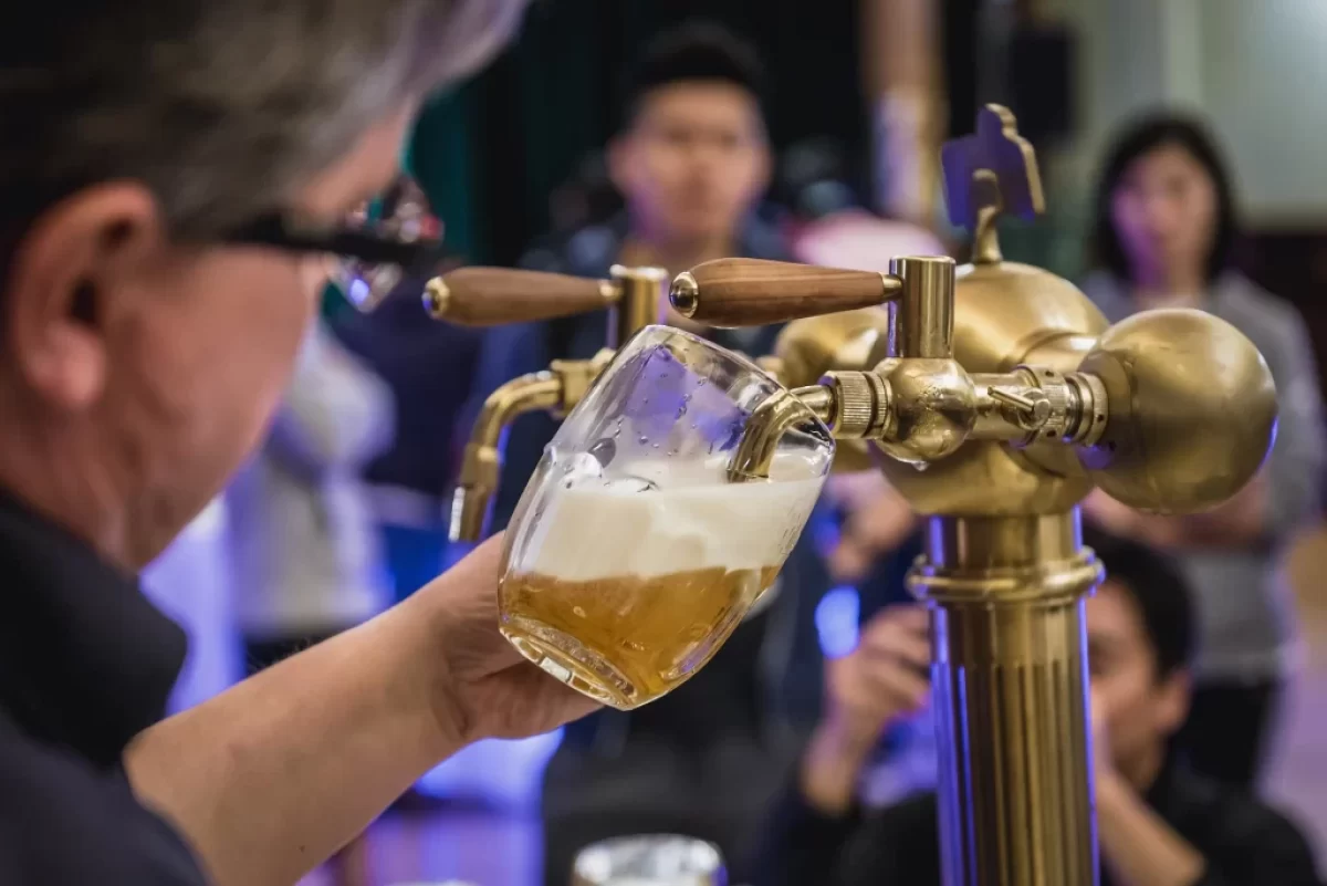 hospodský točí pivo