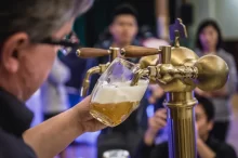 hospodský točí pivo
