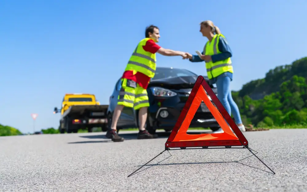 - Techsvět Pracovník odtahu ve vestě se vítá s řidičkou v reflexní vestě