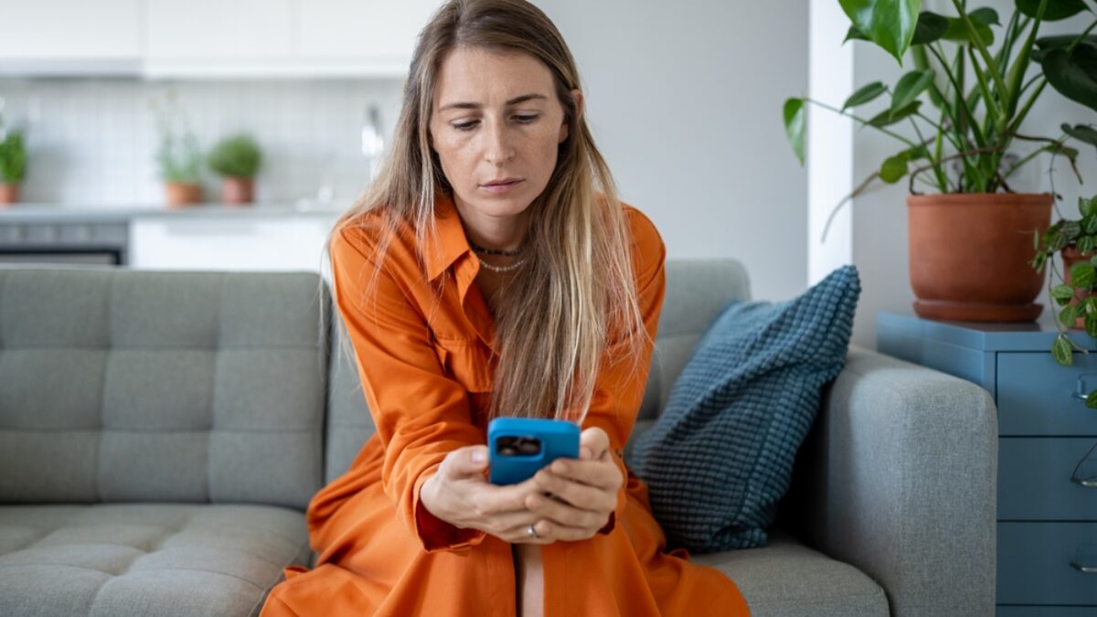 Žena v manželově mobilu objevila krutá slova
