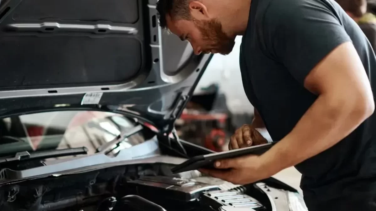 Mechanik prohlíží vůz.