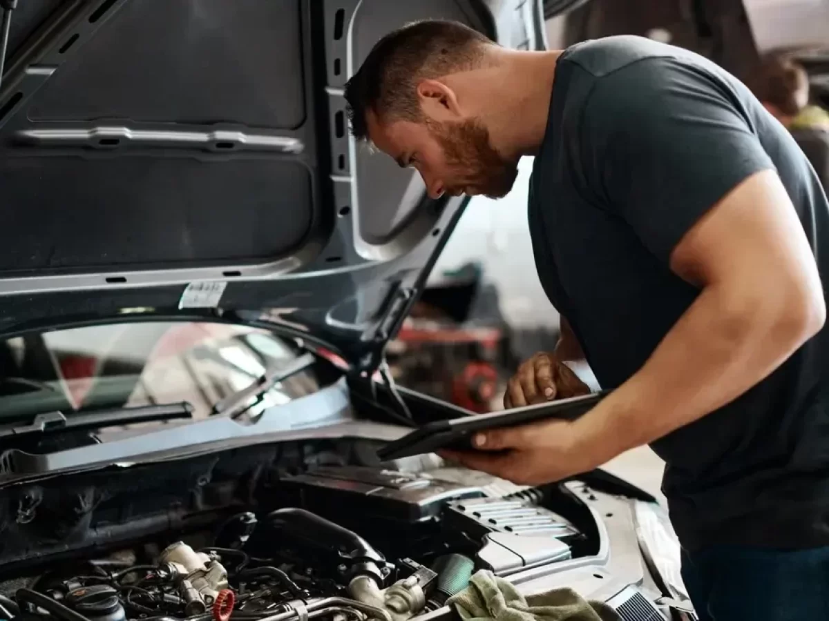 Mechanik prohlíží vůz.