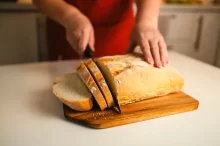 Žena krájí chleba.