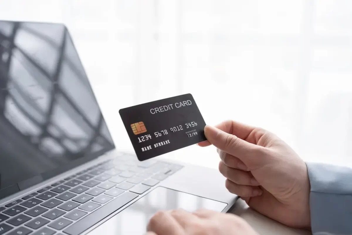 ruka a platební karta