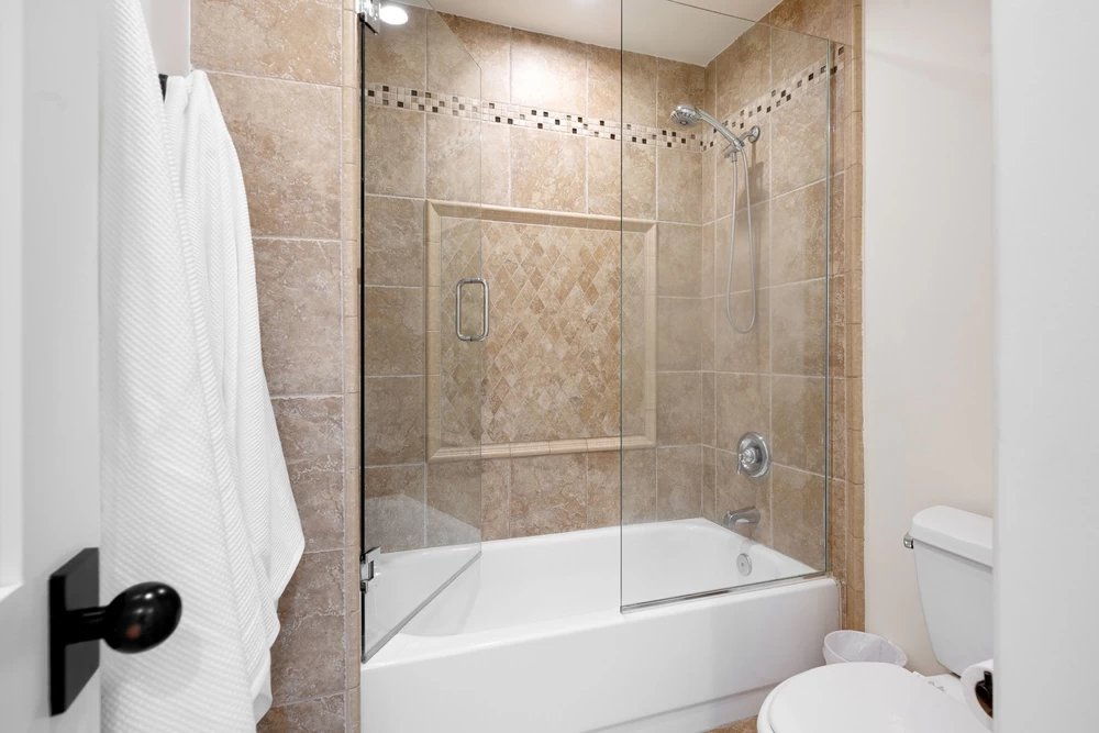 A,Modern,Bathroom,With,Beige,Tile,Walls,,Glass,Shower,Door, - Techsvět Vana v malé koupelně