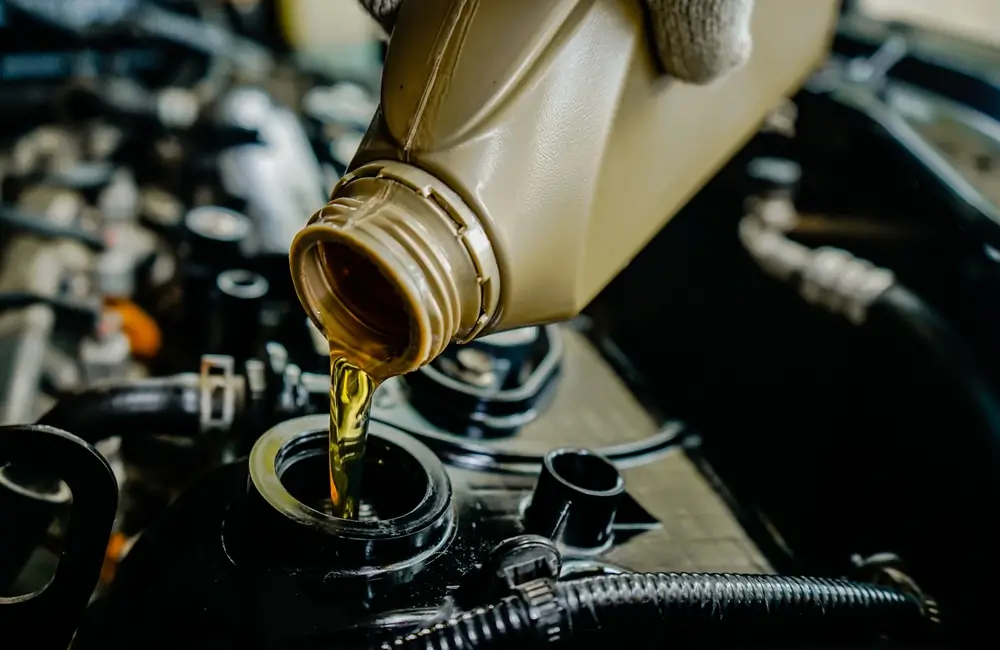 Olej se leje do motoru.
