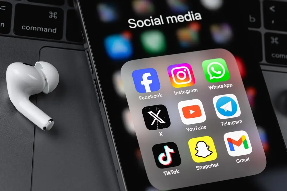 - Techsvět Mobil s aplikacemi sociálních sítí