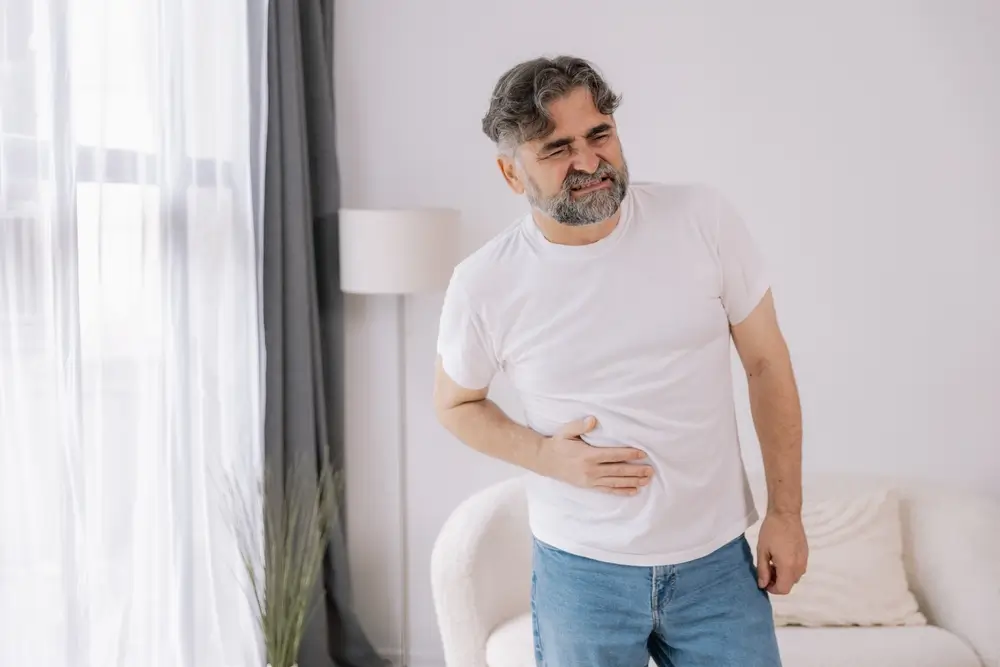 shutterstock_2497880959 - Techsvět Muže trápí bolest jater