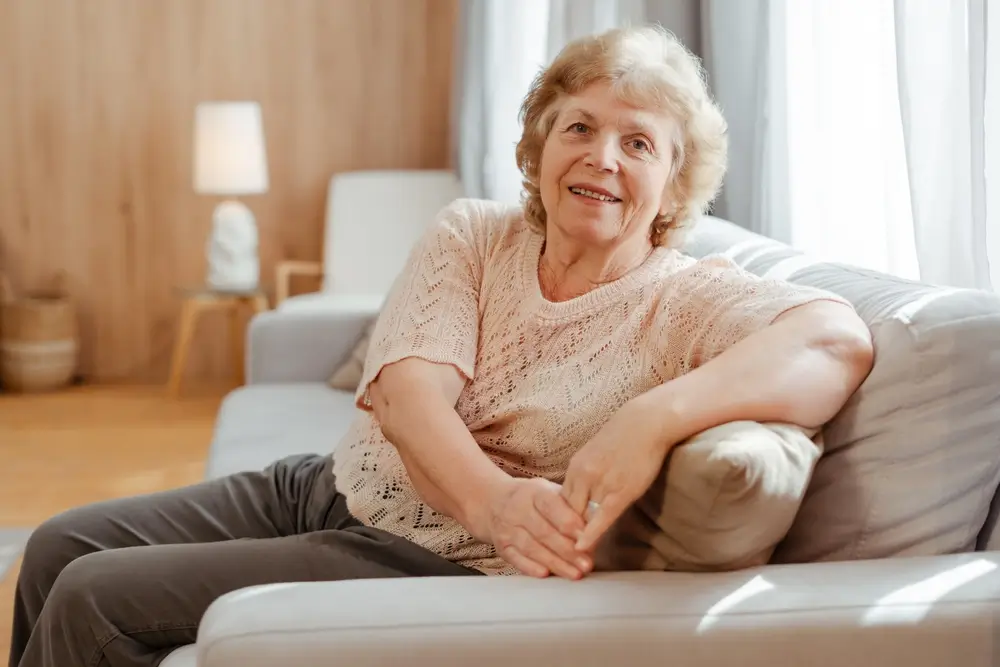 Seniorka na pohovce