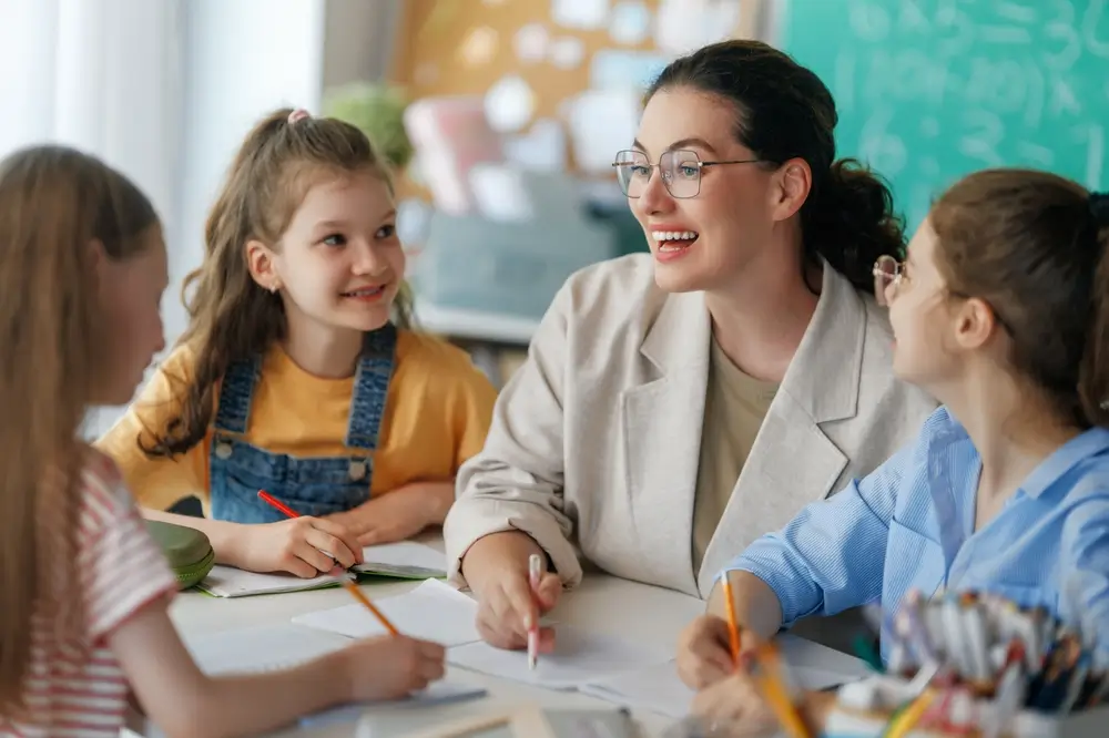 shutterstock_2498448781 - Techsvět Pedagožka s dětmi