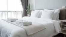 bílé ručníky na posteli v hotelu