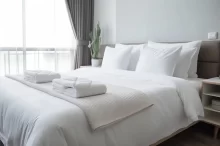 bílé ručníky na posteli v hotelu