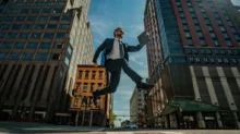 Muž mezi mrakodapy skáče.