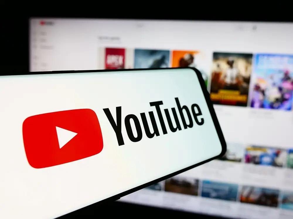 shutterstock_2510092797 - Techsvět youtube na mobilu