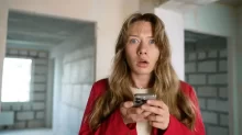 Mladá šokovaná žena